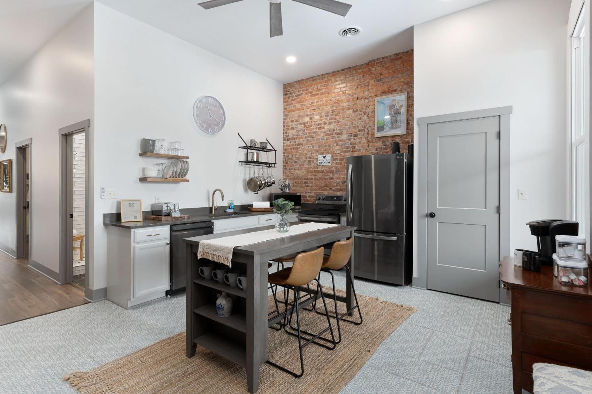 Spacious Luxury Apt In Historic Downtown - Oh Amish Country Millersburg Exterior foto